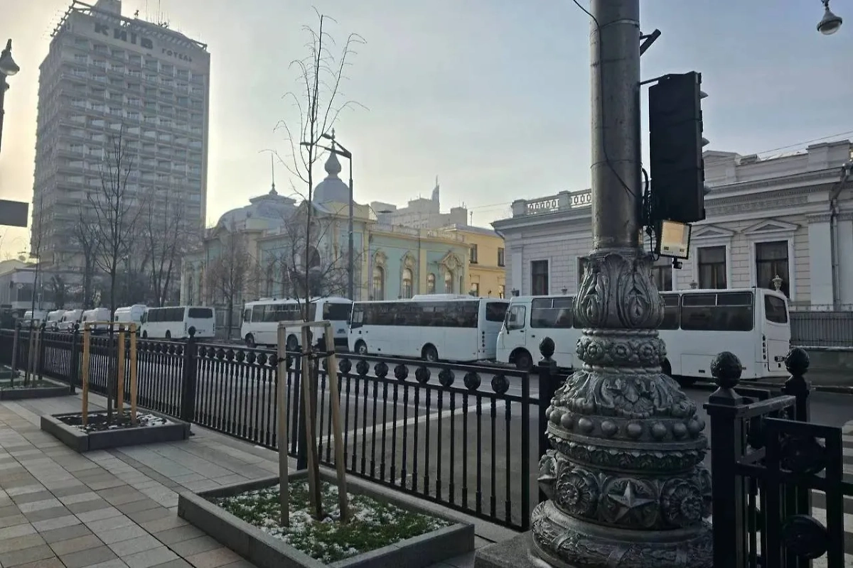 Автозаки у здания Верховной рады Украины. Фото © Соцсети Софии Фединой