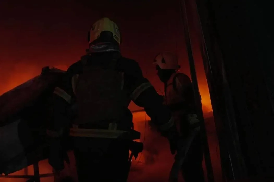 Ликвидация пожара. Обложка © Facebook (соцсеть запрещена в РФ; принадлежит корпорации Meta, которая признана в РФ экстремистской) / ДСНС України