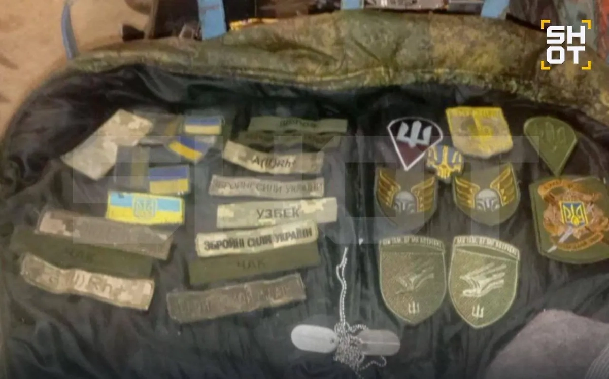 Шевроны украинских военнослужащих, найденные в Курахово. Фото © SHOT