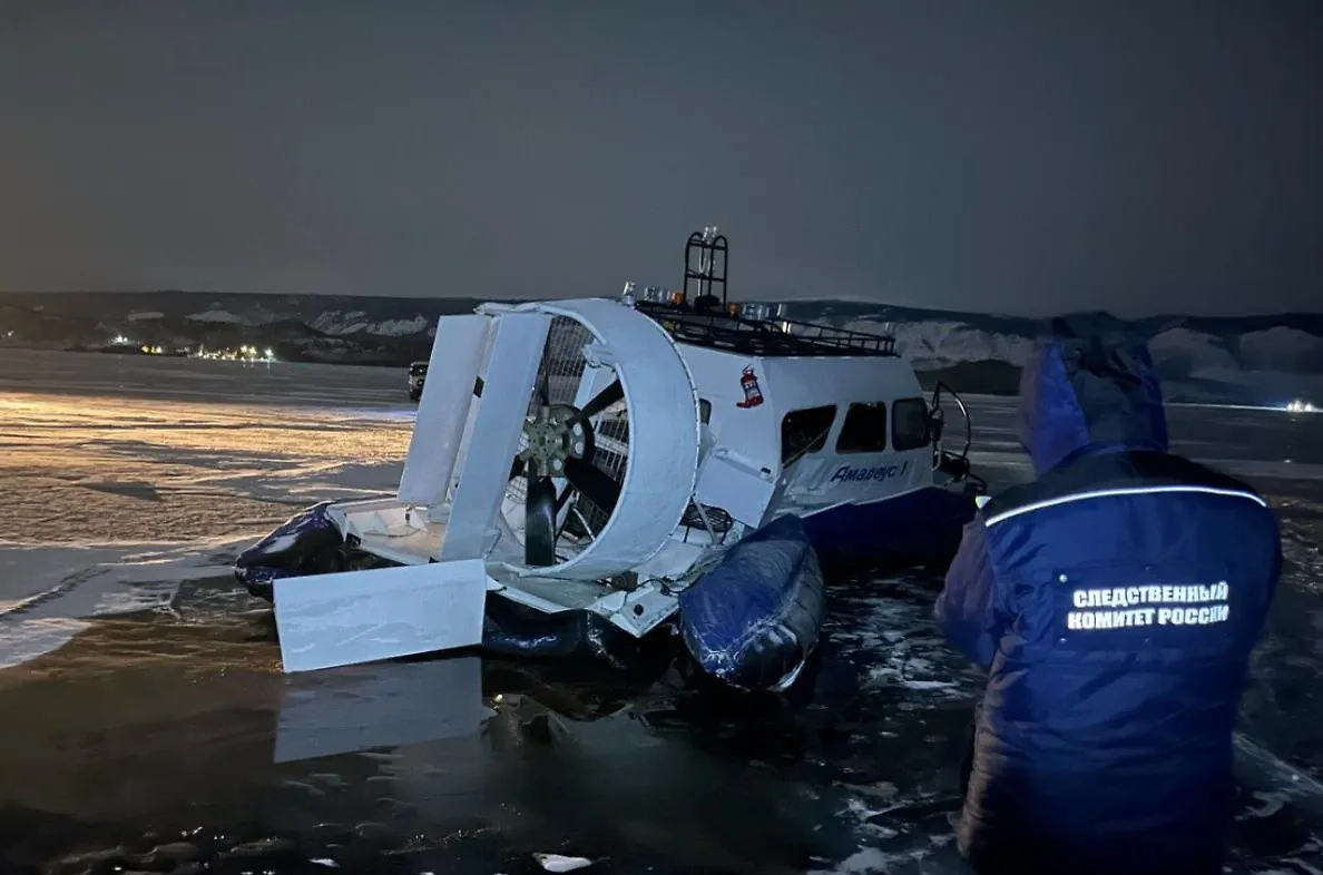 Последствия столкновения авто и лодки на льду Байкала. Обложка © Telegram / vm_sut