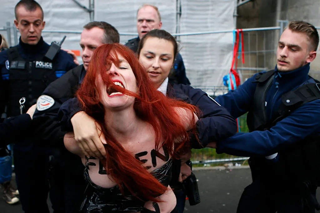 По данным опросов, женщины стали чаще поддерживать самые радикальные идеи. Обложка © ТАСС / AP / Francois Mori