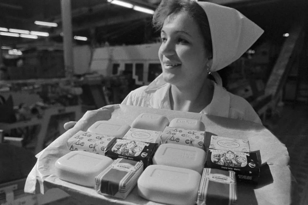 Как стирали в СССР: лайфхаки, которые спасут вашу одежду. Фото © ТАСС / Фотохроника ТАСС / Станислав Панов 