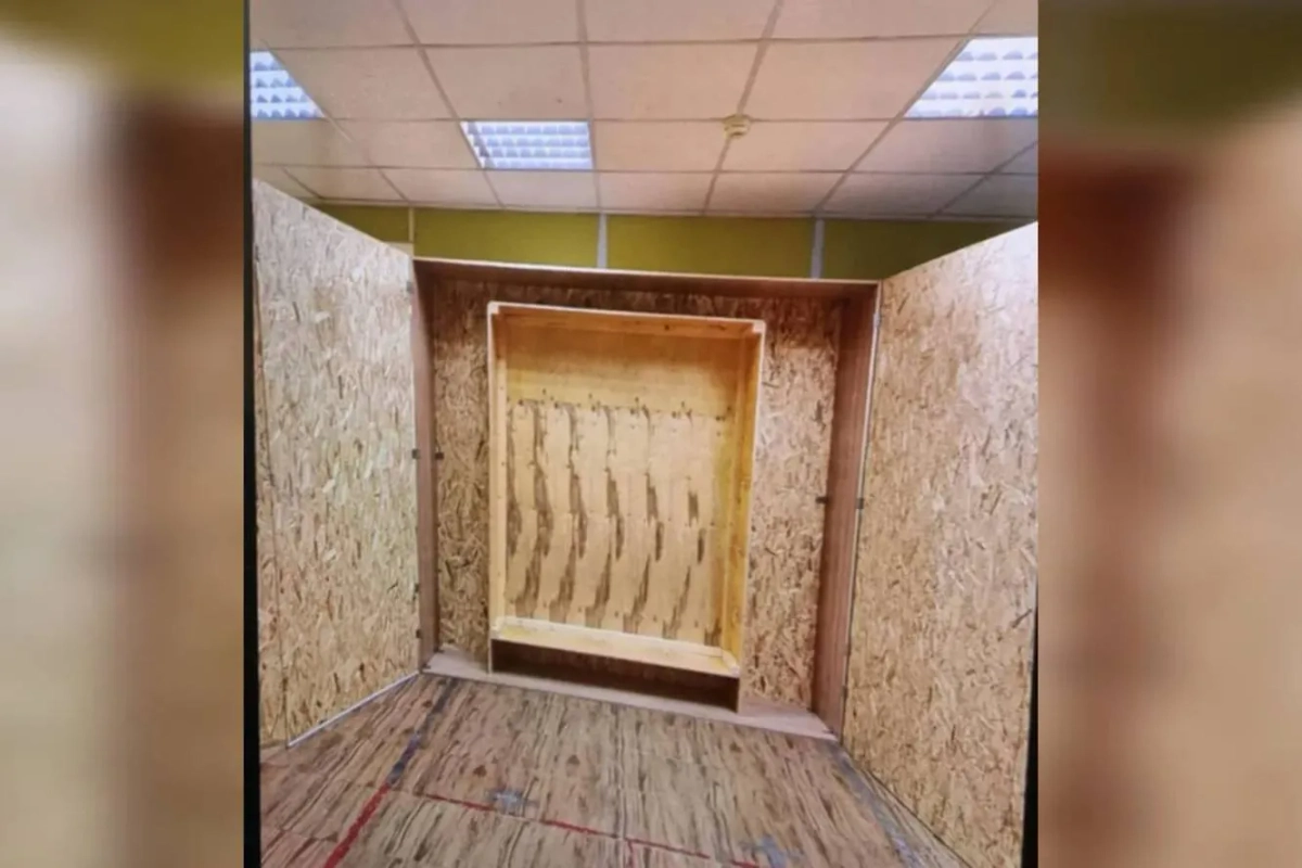 Шкаф, который упал на школьника в Петербурге. Обложка © Telegram / ГСУ СК России по Санкт-Петербургу