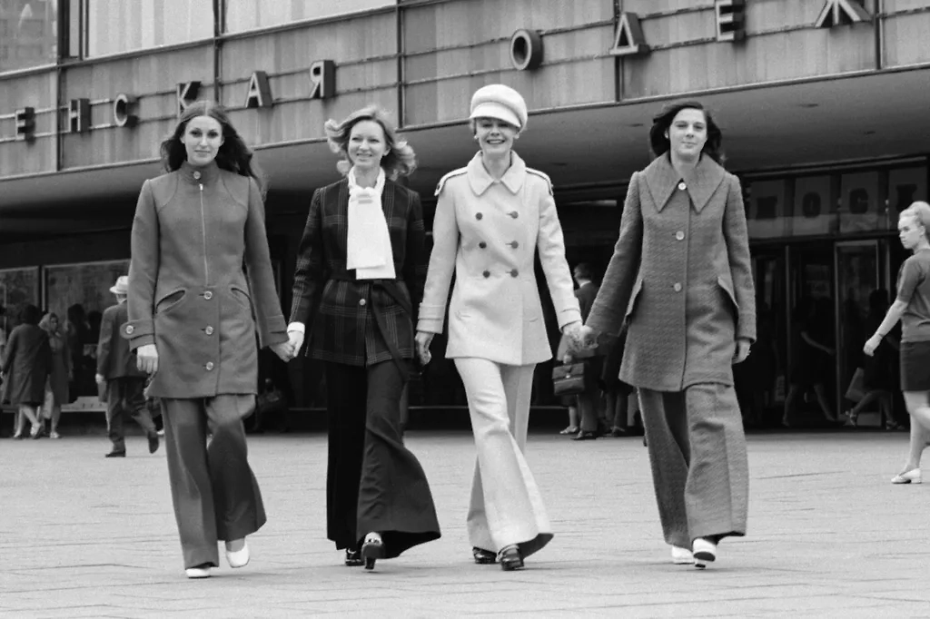 Брюки клёш, мини-юбки, комбинезоны. Как одевались в СССР. Фото © ТАСС / Виктор Великжанин, Альберт Пушка