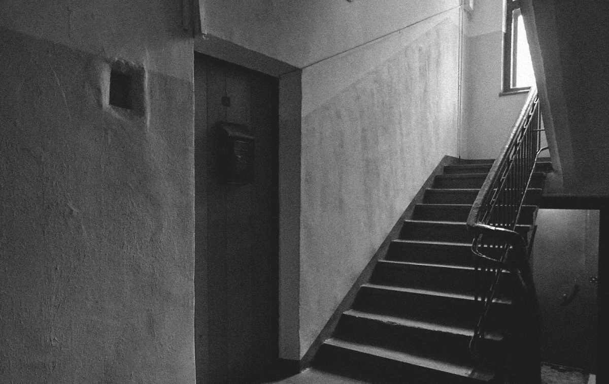 Загадка наполовину окрашенных подъездов в домах времён СССР. Фото © novikovski.livejournal.com