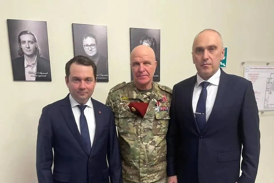 Дугин после вручения ордена с губернатором Чибисом. Обложка © VK / УФСИН России по Мурманской области