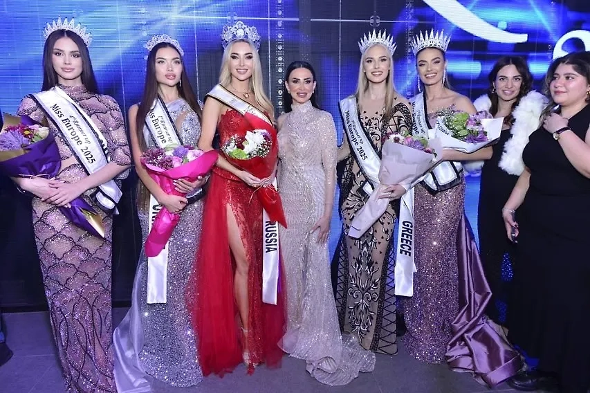 Юля с конкурсантками из других стран. Фото © Instagram (признан экстремистской организацией и запрещён на территории Российской Федерации) / yuliiapavlikova