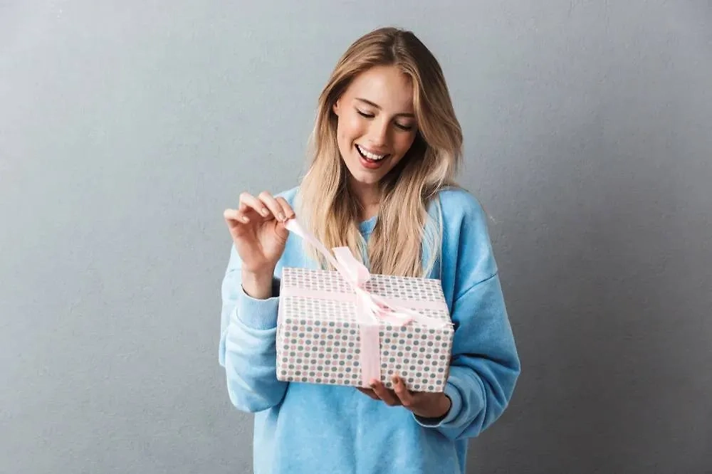 Каждая женщина порадуется подарку не «для галочки», а с душой. Фото © Shutterstock / FOTODOM / Dean Drobot