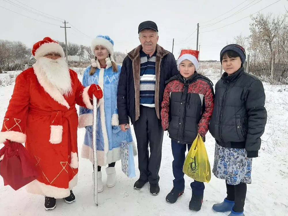 Депутат Александр Брухаль (в центре). Фото © Собрание депутатов Брединского района