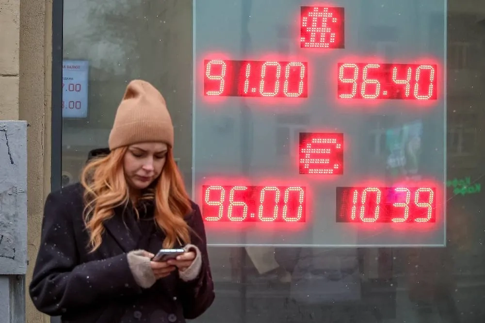 Курс доллара обновил очередной минимум. Обложка © ТАСС / Валерий Шарифулин