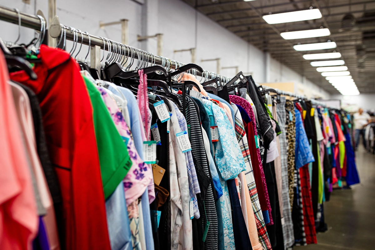 Одежда в магазине. Обложка © Shutterstock / FOTODOM / bluestork