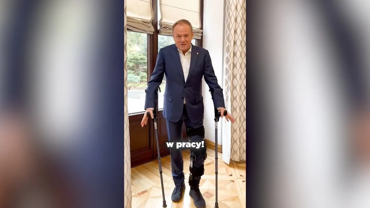 Дональд Туск с костылями. Фото © Х / Donaldtusk