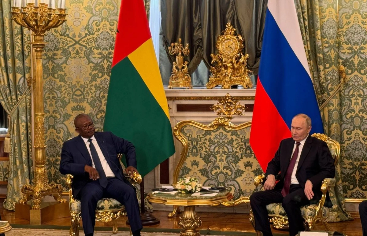 Президент РФ Владимир Путин встретился в Кремле с коллегой из Республики Гвинея-Бисау Умару Сиссоку Эмбало. Обложка © Life.ru