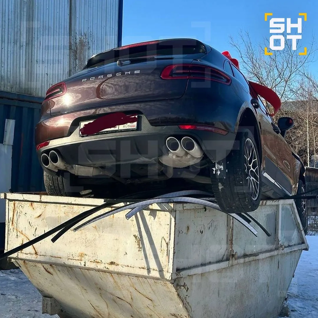Влюблённый житель подмосковных Мытищ выкинул на помойку Porsche. Фото © SHOT