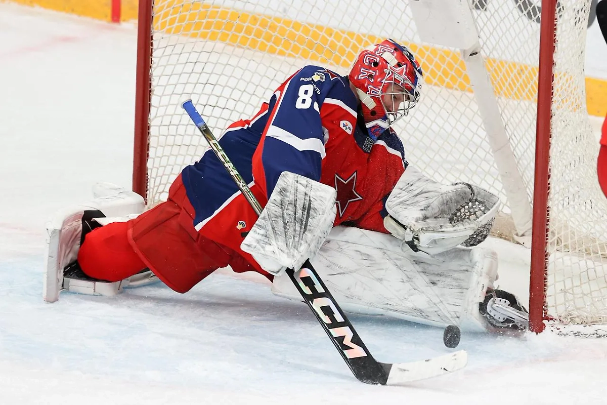 Вратарь Павел Хомченко впервые в составе ЦСКА оставил ворота без пропущенных шайб. Обложка © Telegram / ХК ЦСКА Москва