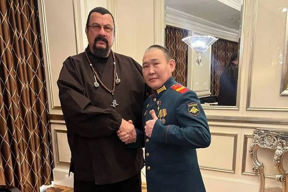 Актёр Стивен Сигал и Герой России Андрей Григорьев. Обложка © Telegram / Ольга Балабкина