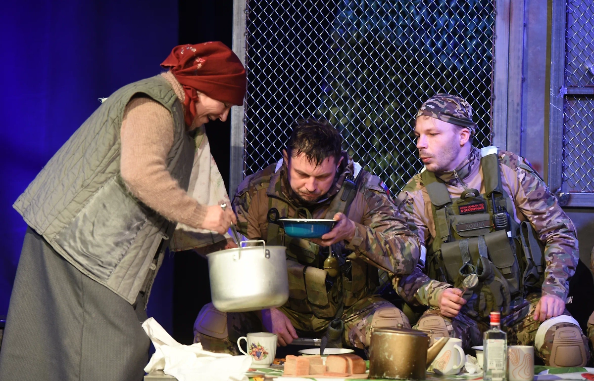 Сцена из спектакля «Как я остался человеком». Фото © Пресс-служба Курского драматического театра