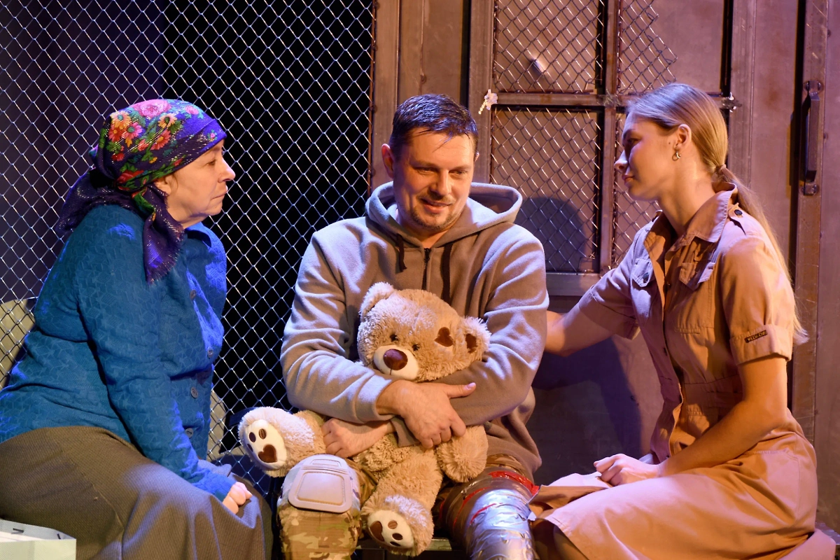 Сцена из спектакля «Как я остался человеком». Фото © Пресс-служба Курского драматического театра