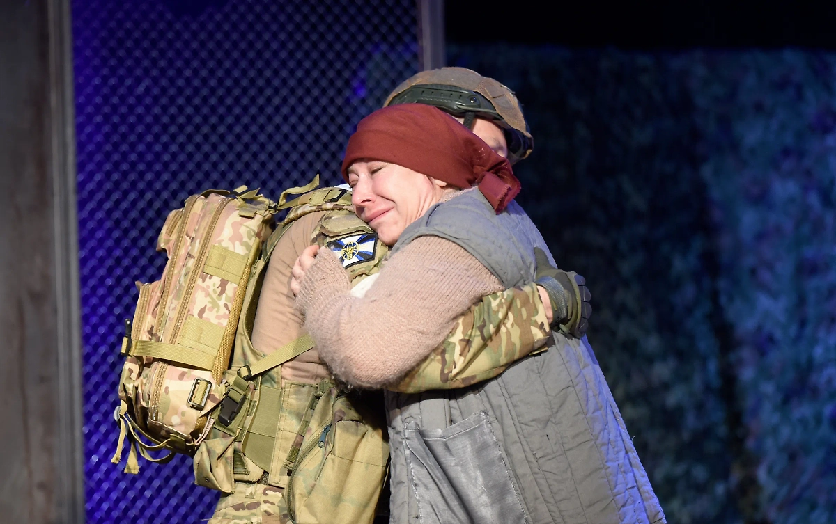 Сцена из спектакля «Как я остался человеком». Фото © Пресс-служба Курского драматического театра