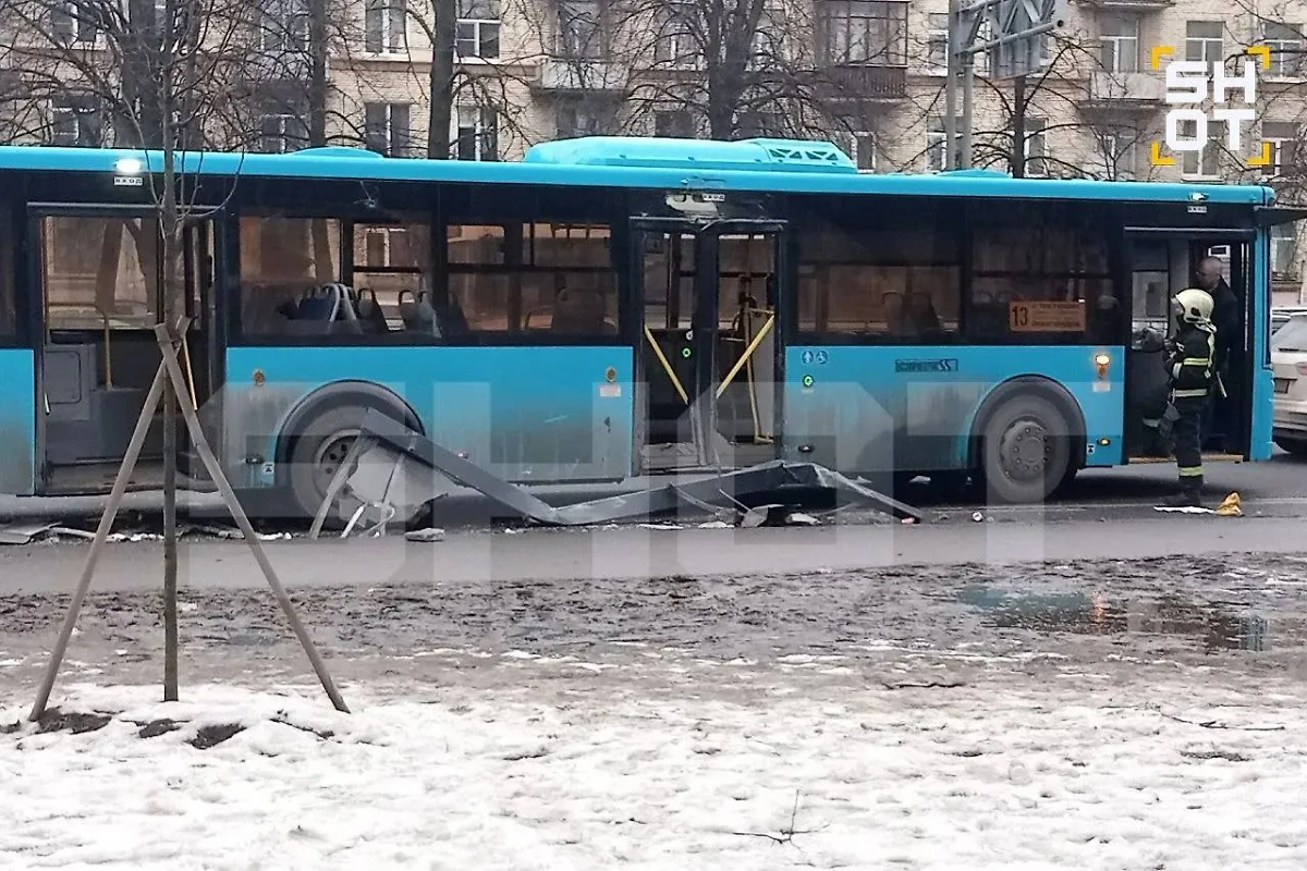 Последствия ДТП с автобусом в Петербурге. Фото © SHOT