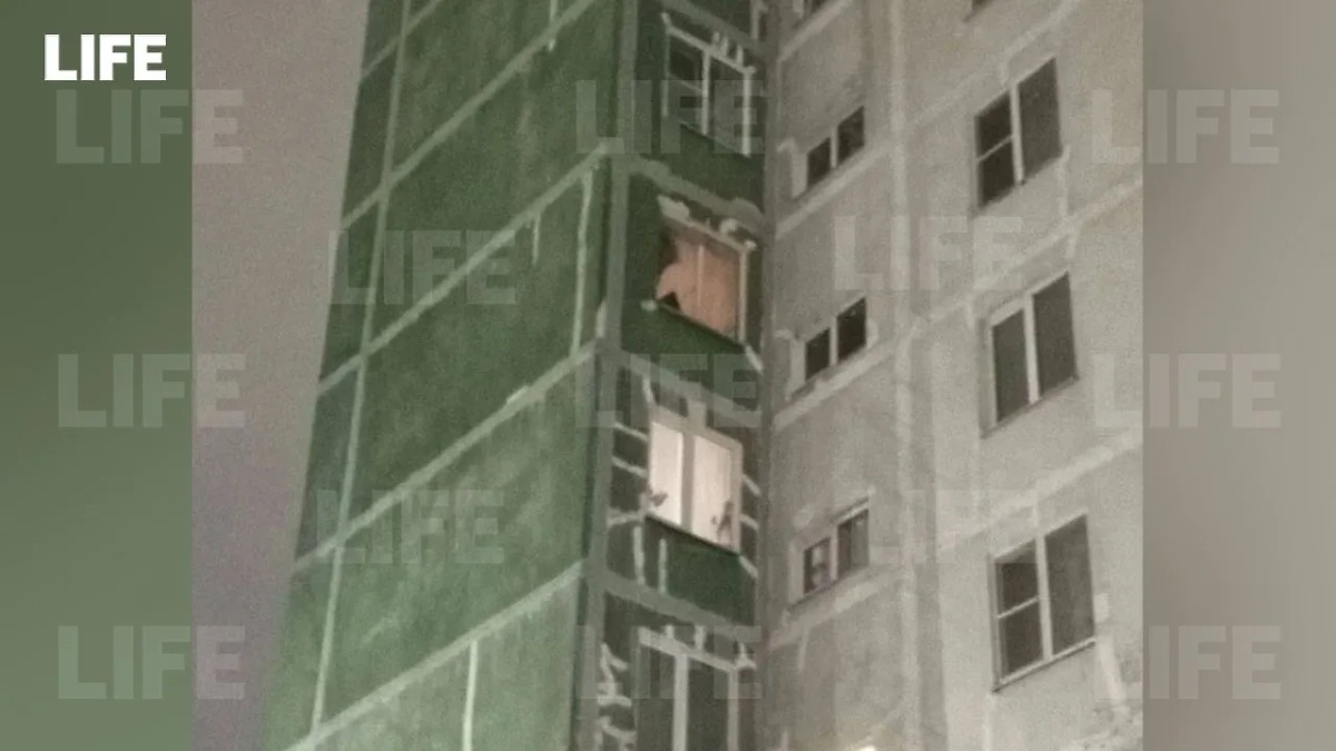 Пострадавшая от обломков беспилотника квартира в городе Удомля. Фото © Life.ru