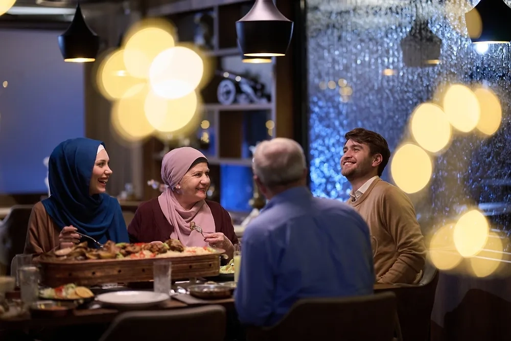 После заката, когда наступает время приёма пищи, важно учитывать, что организм уже настроен на отдых. Обложка © Shutterstock / FOTODOM / dotshock