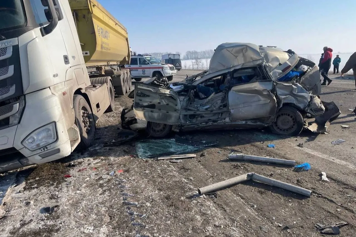 Последствия ДТП в Курской области, где погибли четыре человека. Обложка © Telegram / Александр Хинштейн