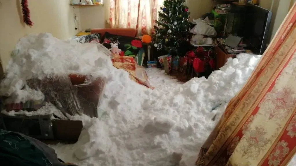 Снег выдавил окно и завалил комнату на Сахалине. Фото © Telegram / Sakh.online