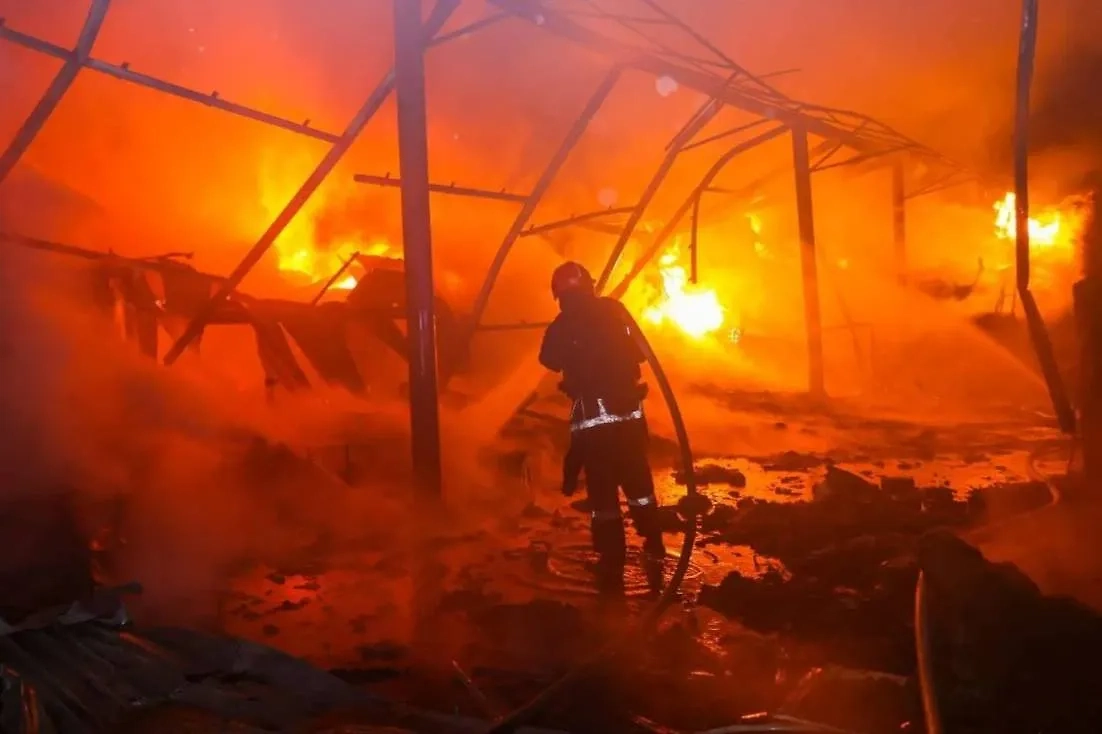 Пожар в Харькове. Обложка © Facebook (соцсеть запрещена в РФ; принадлежит корпорации Meta, которая признана в РФ экстремистской) / ДСНС України