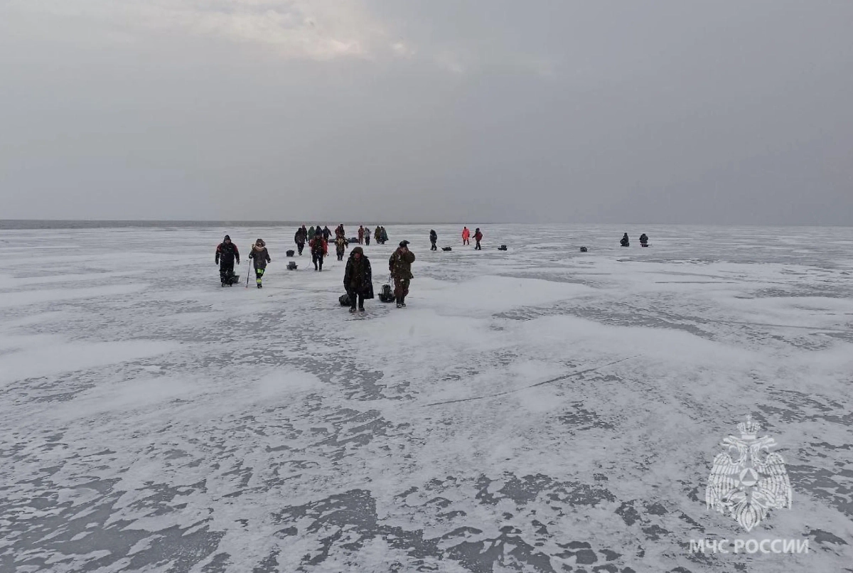 Петербургские спасатели вызволили рыбаков. Фото © Telegram / МЧС России