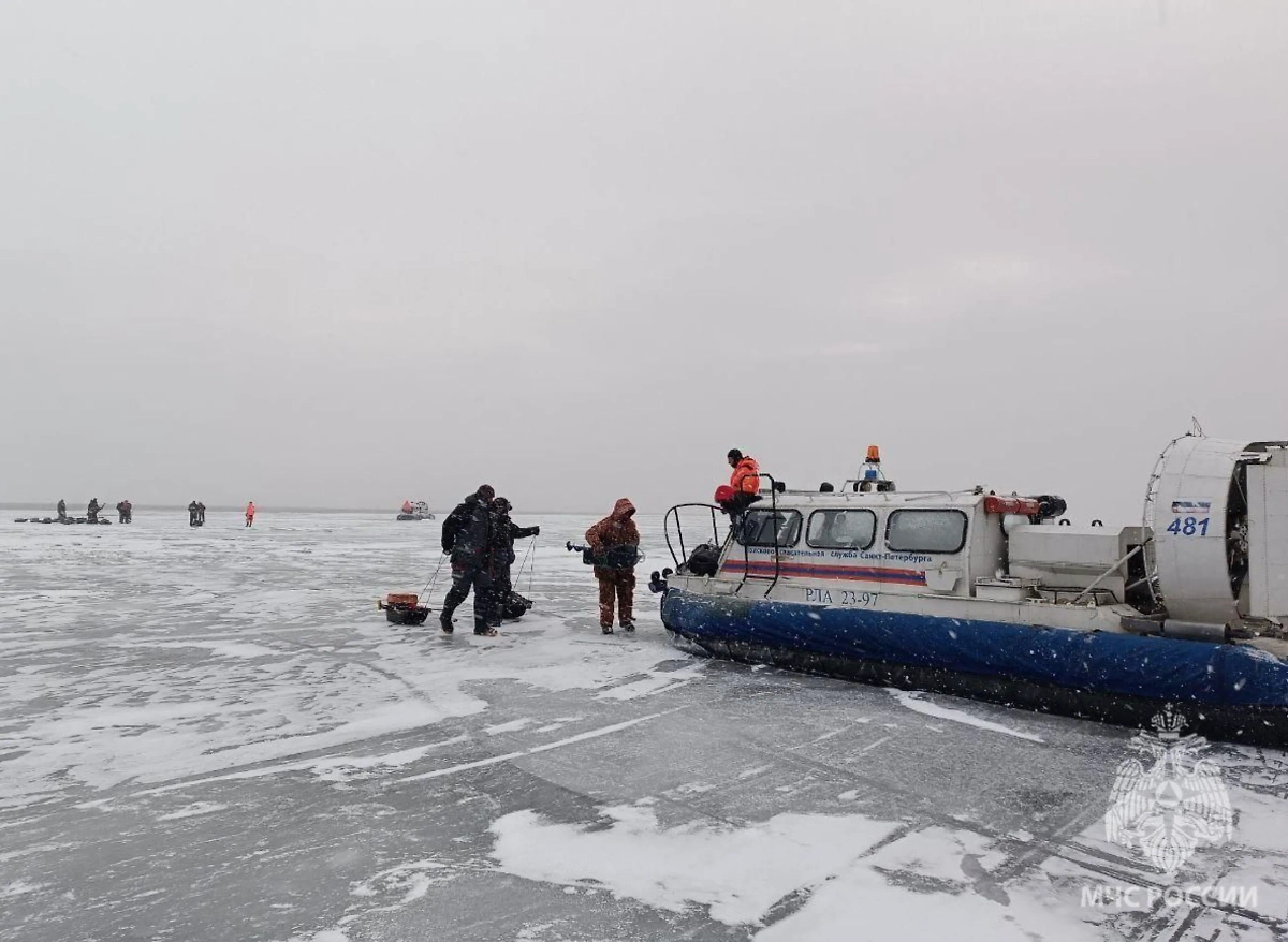 Петербургские спасатели вызволили рыбаков. Фото © Telegram / МЧС России