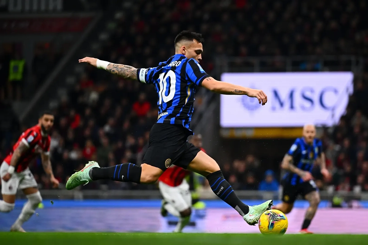 Лаутаро Мартинес в игре с «Миланом». Обложка © inter.it