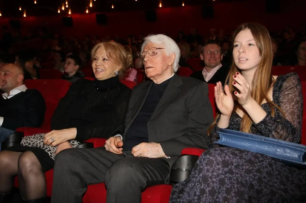 Лионелла Пырьева и Олег Стриженов с внучкой Анастасией Стриженовой. Обложка © ТАСС / Вадим Тараканов