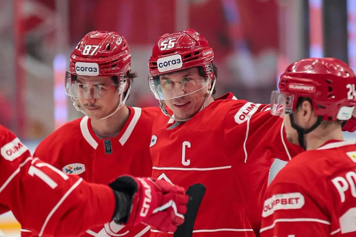 Вернувшийся в состав после болезни Дмитрий Вишневский (в центре). Обложка © Telegram / ХК «Спартак» Москва