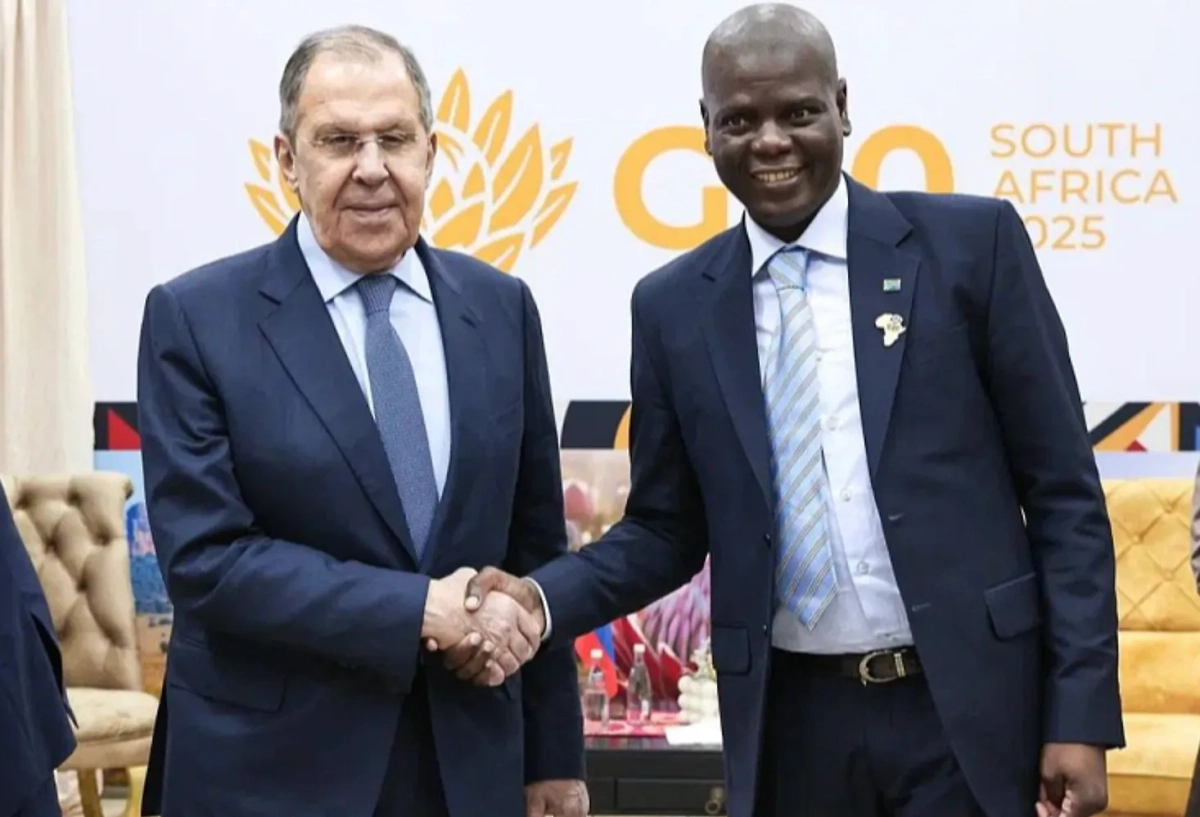 Лавров с главой МИД ЮАР Ламолой. Обложка © МИД РФ