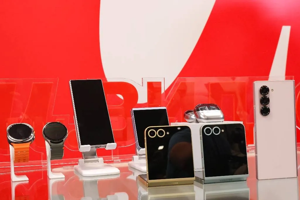 Несмотря на то что корейские гиганты ушли из России, в магазинах всё равно можно приобрести их продукцию. Фото © ТАСС / Владимир Гердо