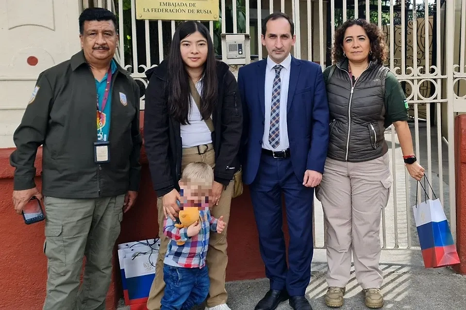 Малыш перед отлётом из Мексики в Москву с сотрудниками мексиканской миграционной службы и российским консулом Яковом Федоровым. Фото © Консульский отдел посольства РФ в Мексике