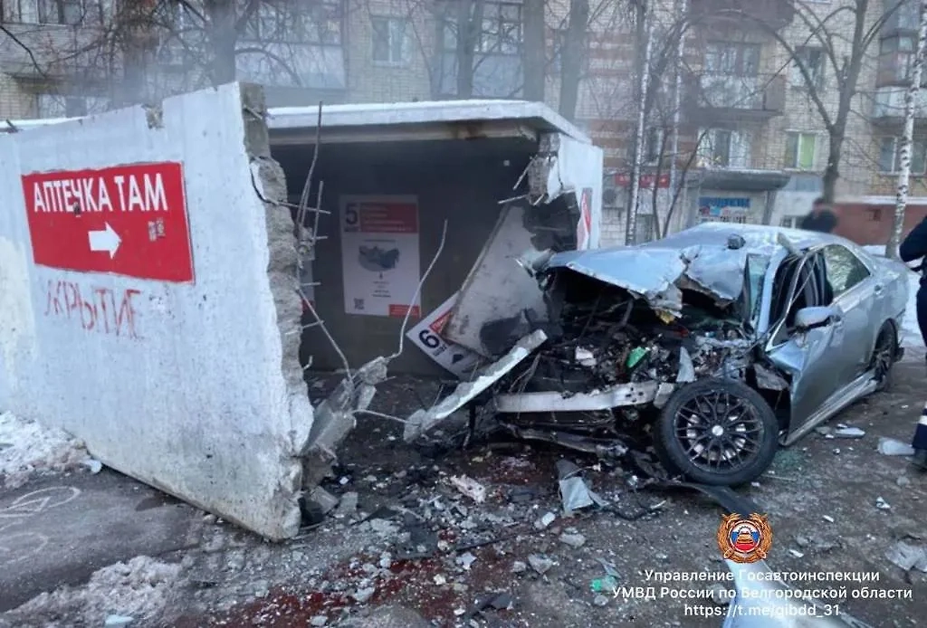 Легковой автомобиль разворотило после столкновения с бетонным укрытием в Белгороде. Обложка © Telegram / Госавтоинспекция Белгородской области