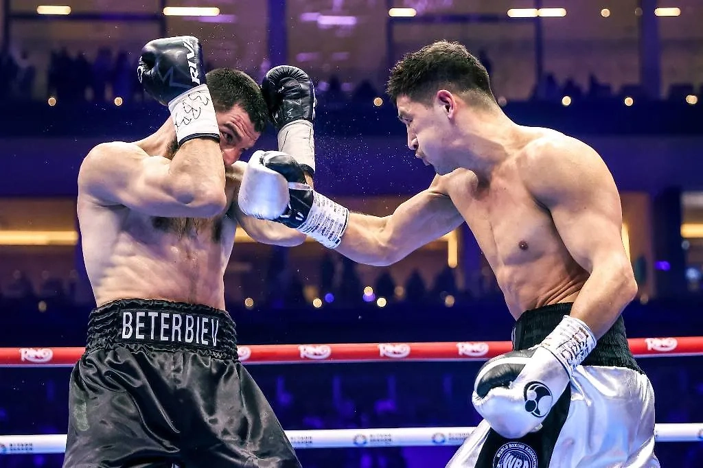 Дмитрий Бивол победил Артура Бетербиева в бою-реванше в Эр-Рияде. Обложка © ТАСС / Валерий Шарифулин