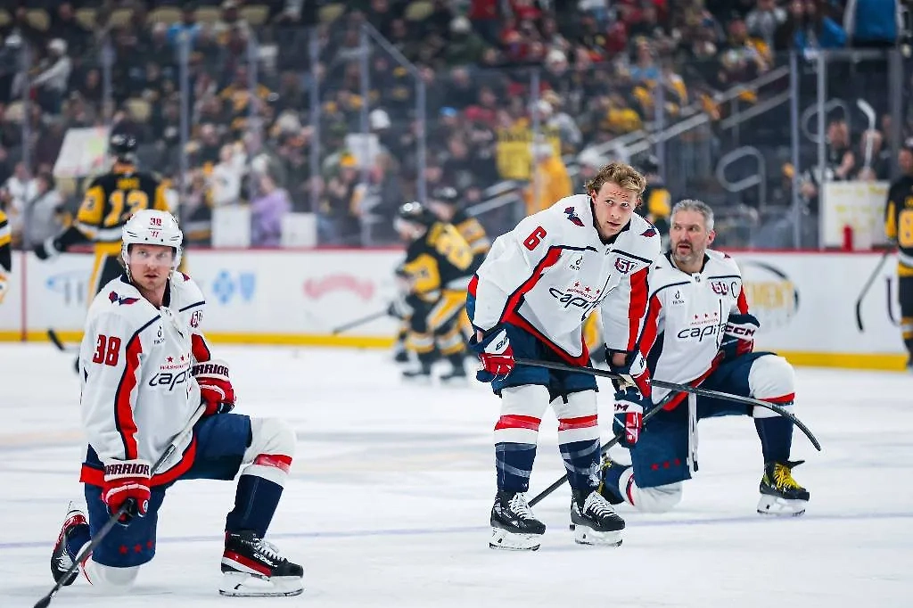 Александр Овечкин (крайний справа) остался без очков в игре с «Питтсбургом». Обложка © X / Washington Capitals