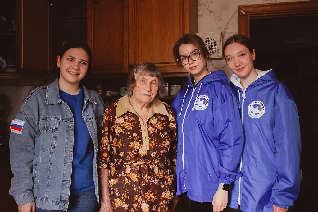 Волонтёры с ветераном ВОВ. Обложка © Пресс-служба ВОД «Волонтёры Победы»