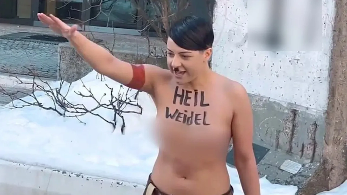 Активистка в образе Гитлера. Фото © Украинские СМИ