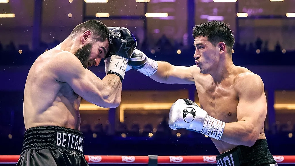 Артур Бетербиев (Россия) и Дмитрий Бивол (Россия) (слева направо) во время поединка. Обложка © ТАСС / Валерий Шарифулин