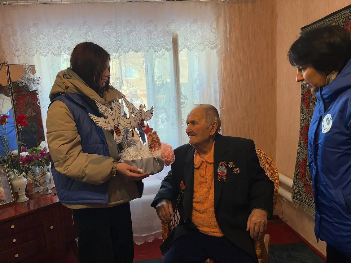 Волонтёры Победы поздравили ветерана ВОВ с 23 февраля. Фото © Пресс-служба ВОД «Волонтёры Победы»
