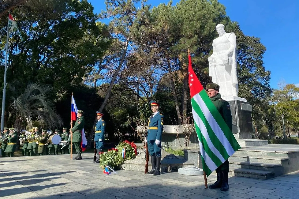 Возложение цветов у мемориала Неизвестному солдату в Сухуме. Обложка © Telegram / МЕЖДУНАРОДНАЯ КОМАНДА | ВОЛОНТЁРЫ ПОБЕДЫ