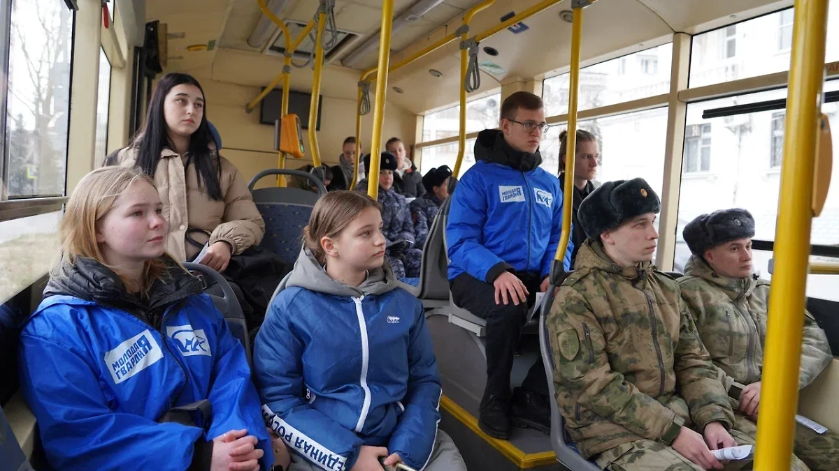 Молодые люди, участвующие в мероприятиях от общества «Знание». Обложка © Пресс-служба общества «Знание»