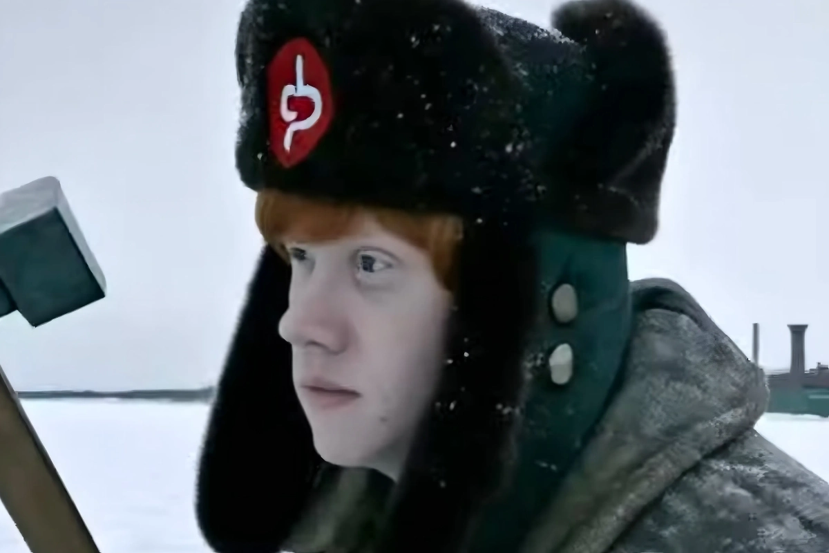 Ронислав работает на заводе, носит ушанку и бегает с молотом наперевес. Фото © YouTube / Tell Me Songs