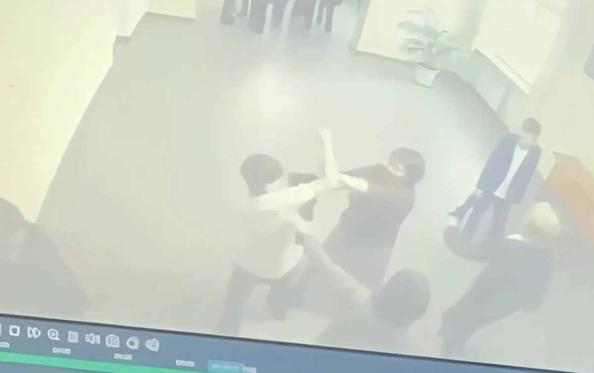 Шестиклассник напал на учительницу в иркутской гимназии. Обложка © VK / Полиция Иркутской области