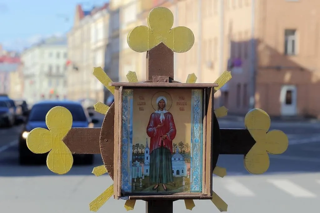 Поклонный крест с иконой блаженной Ксении Петербургской на набережной реки Фонтанка. Обложка © ТАСС / Замир Усманов