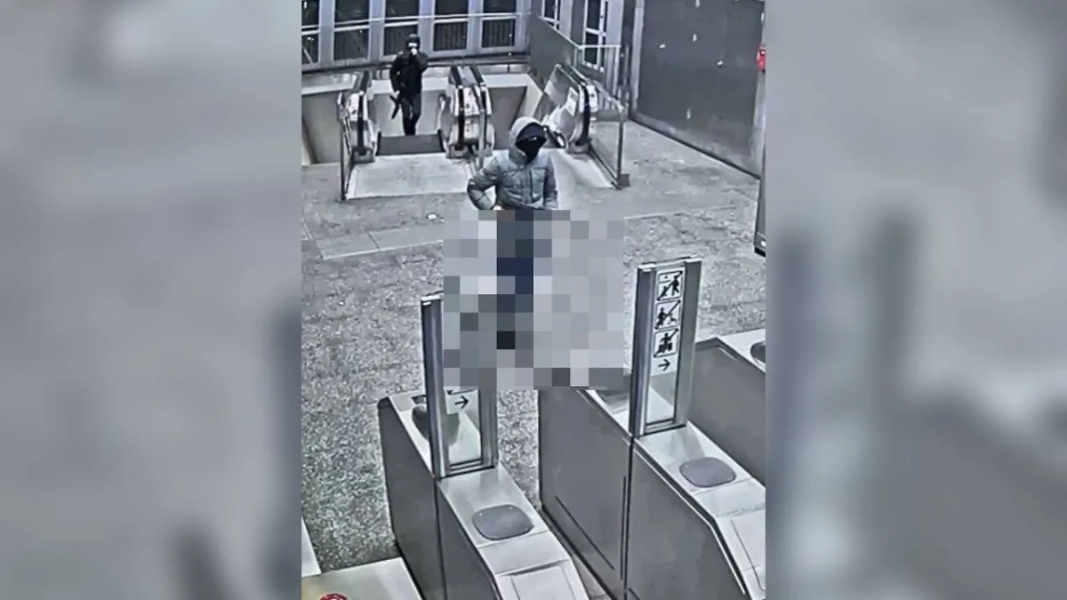 Один из преступников, открывший стрельбу у метро в Брюсселе. Обложка © X / visegrad